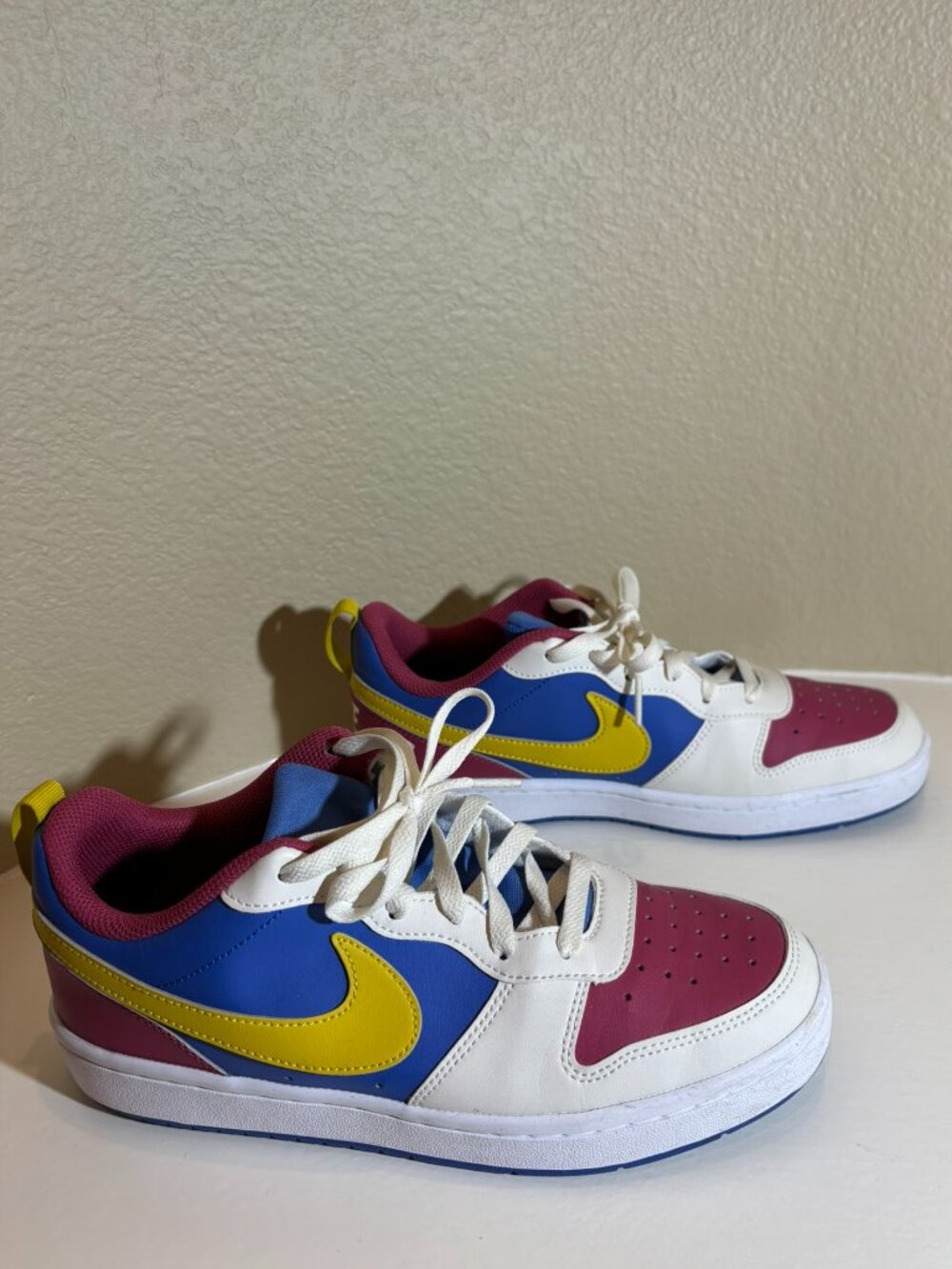 NWOT Nike White Red Blue Yellow Lace-up Athletic Tennis Shoes Size 7Y Kids - Picture 3 of 8